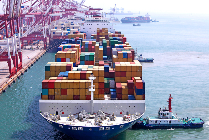 Buque portacontenedores cargando en un puerto para envío internacional